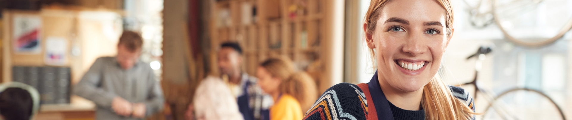 Een vrouwelijke ondernemer die haar eigen zaak start